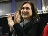 La alcaldesa de Barcelona, Ada Colau, aplaudiendo y sonriendo.