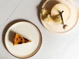Pastel de queso de Jon Cake (Barcelona) realizado con queso suizo Tête de Moine.