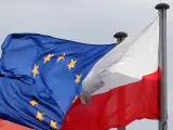 Banderas de la Unión Europea y Polonia.