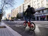 Una persona circula en bicicleta por el carril bici de la calle Aragó de Barcelona.