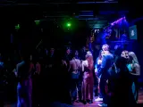 Jóvenes bailan en la pista de una discoteca de Madrid este viernes.