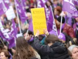 Una ni&ntilde;a con un cartel que reza 'A sociedad machista educaci&oacute;n feminista' en la manifestaci&oacute;n del 8-M.