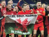 Bale con la famosa bandera del "Gales. Golf. Madrid"