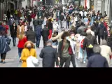 Ciudadanos pasean con mascarilla por la madrileña calle Preciados.