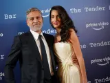 Los actores George Clooney y Amal Alamuddin posando durante el Festival de Cine de Londres.