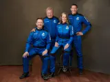 La tripulación de la misión #NS18 de Blue Origin, con William Shatner (primero por la izquierda en la segunda fila).