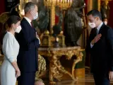 El presidente del Gobierno, Pedro Sánchez, saluda al rey Felipe VI y a la reina Letizia, a su llegada a la recepción ofrecida por los reyes en el Palacio Real con motivo de la Fiesta Nacional.