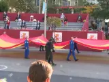 Tradicional salto paracaidista con la bandera de España en el 12 de octubre