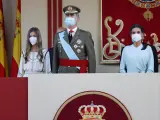 El rey Felipe VI, la reina Letizia, y la infanta Sof&iacute;a, en la tribuna real durante el desfile militar del 12 de Octubre en el Paseo de la Castellana de Madrid.