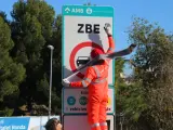 Un operario instala una señal de la ZBE en l'Hospitalet.