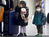 Dos niños japonenes con mascarilla.