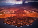 La isla baja (fajana) formada por una de las coladas de lava del volcán de La Palma, a vista de dron.