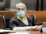 Robert Durst, durante la audiencia en la que fue sentenciado a cadena perpetua, en el juzgado de Inglewood, California (EE UU).