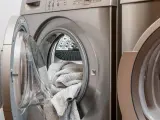 Varias prendas de ropa en una lavadora, en una imagen de archivo.