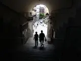 Una pareja camina por la calle, en una foto de archivo.