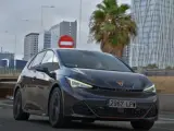 El Born es el primer modelo eléctrico de la marca española Cupra. La versión de lanzamiento rinde 150 kW (204 CV) y tiene una autonomía de 400 km. Ya está a la venta a un precio, sin descuentos, que parte de los 38.610 euros.