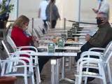 MLG 26-10-2020.- Consumidores de terrazas, bares y cafeterías de Málaga portan sus mascarillas ante la obligatoriedad de portarlas mientras no se esté consumiendo..-ÁLEX ZEA.