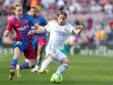 Modric y De Jong durante el Bar&ccedil;a vs Real Madrid