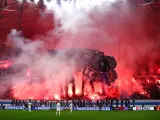 Bengalas de los ultras del Olympique de Marsella durante el partido con el PSG