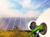 Recargar los coches con energía solar evitaría los vaivenes del precio de la luz.