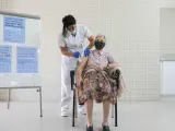 Una mujer de avanzada edad vacunándose de la gripe este lunes 25 de octubre de 2021 en el CAP Rio de Janeiro de Barcelona.
