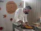 El chef Pepe Solla cortado una de sus empanadas a la venta en las estacones de servicio Repsol.