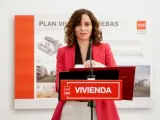 La Comunidad de Madrid ha comunicado este jueves que ha puesto en marcha el Plan VIVE donde las primeras promociones de viviendas (5.406), de las que se podrán beneficiar a 13.000 inquilinos, entre los que se encuentran menores de 35 años, mayores de 65, personas con discapacidad o mujeres jóvenes embarazadas, comenzarán a construirse a comienzos de 2022 en 35 parcelas de suelo público de diez municipios como Alcalá de Henares, Alcorcón, Getafe Móstoles o Torrejón de Ardoz, además de Madrid capital.