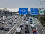 Tráfico en la carretera A-6, a 29 de octubre de 2021, en Madrid, por el puente de los Santos.