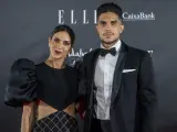 La periodista Melissa Jiménez y el jugador de fútbol Marc Bartra han posado juntos en los premios Elle Style 2021, en Sevilla.