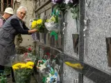 Varias mujeres limpian y adornan con flores el cementerio de Trobo, este viernes en Begonte (Lugo), de cara a la festividad del Día de Todos los Santos.