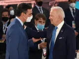 El presidente español, Pedro Sánchez (i), conversa con su homólogo estadounidense, Joe Biden, durante la cumbre de líderes de G20.