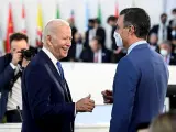 S&aacute;nchez y Biden se saludan en la cumbre del G-20 en Roma.