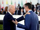 El presidente del Gobierno, Pedro Sánchez, conversa con el presidente de los Estados Unidos, Joe Biden, durante la sesión plenaria de la cumbre de líderes del G-20 en Roma.