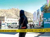 Los talibán montan guardia en el lugar de una explosión en Kabul, Afganistán.