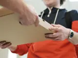 Un repartidor entrega una pizza en una imagen de archivo.