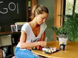 Gemma Mengual comiendo sushi en su restaurante.
