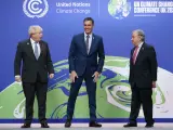 El primer ministro británico Boris Johnson, el presidente español Pedro Sánchez y el secretario general de la ONU, Antonio Guterres, en la COP26 de Glasgow.