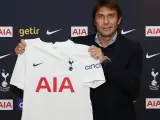 Antonio Conte posa con la camiseta del Tottenham Hotspur durante su presentación