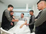 El portero Iker Casillas recibe la visita de sus compañeros del Oporto tras sufrir un infarto
