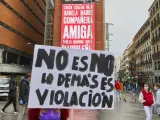 Una mujer sostiene una pancarta donde se lee "No es no, lo demás es violación", durante un acto simbólico del Movimiento Feminista de Madrid en la Plaza de Callao.