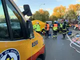 Operarios de Emergencias en el lugar del atropello, junto al colegio Montealto de Mirasierra (Madrid).
