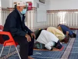Personas rezando en una mezquita en imagen de archivo.