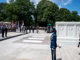 Una ceremonia en la Tumba al Soldado Desconocido en el cementerio militar de Arlington (EE UU).