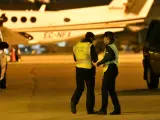 Imagen del operativo desplegado en el aeropuerto de Palma de Mallorca para localizar al grupo de pasajeros de un vuelo que han abandonado el avión después de que tuviera que aterrizar de urgencia.