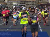 Ambiente festivo a la llegada de los corredores en la Zúrich Marató Barcelona