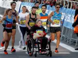 Eric Domingo completó un maratón empujando la silla de ruedas de su madre.