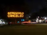 Un cartel luminoso advierte de la cancelación del festival Astroworld tras una avalancha mortal en Houston, Texas.