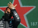 Lewis Hamilton, en el podio de México
