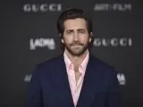 Jake Gyllenhaal, sin corbata en la alfombra roja de la gala del LACMA.