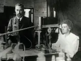 Pierre y Marie Curie, en su laboratorio en el año 1904.